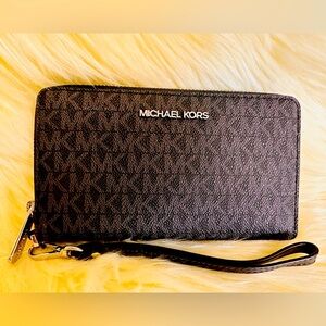 Michael kors medium wallet with wristlet $140 brand new with tag